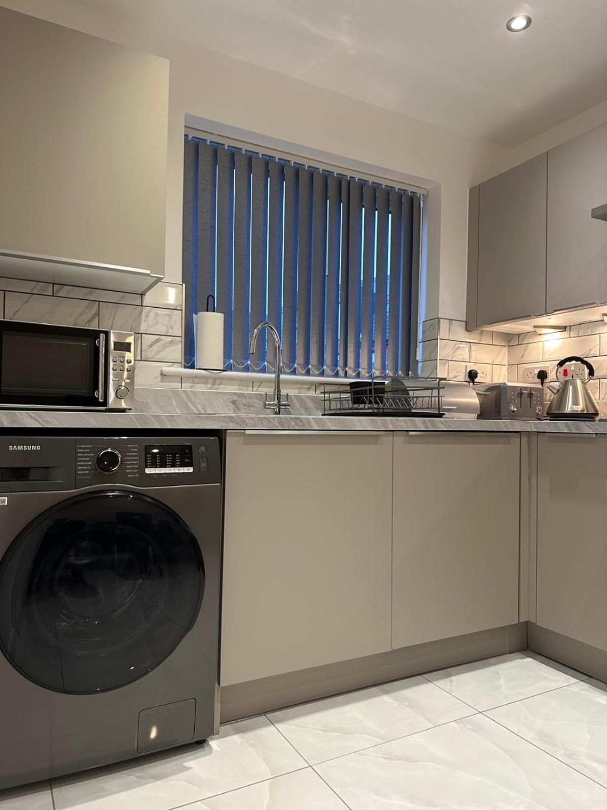 Lush King Ensuite In A Shared Home Manchester Exterior photo