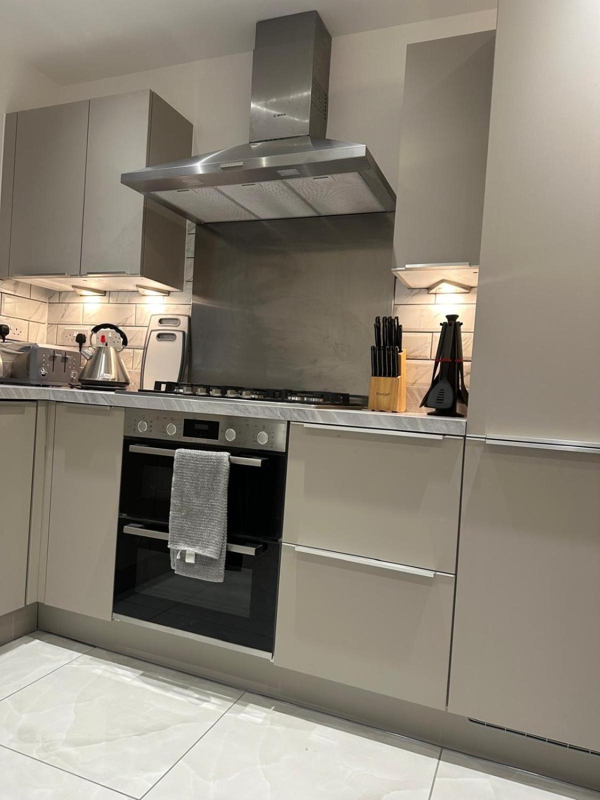 Lush King Ensuite In A Shared Home Manchester Exterior photo