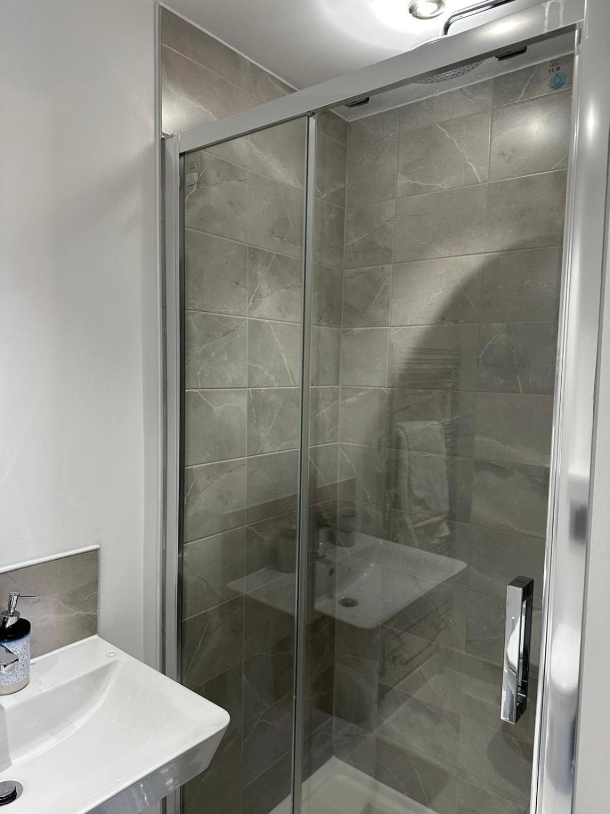 Lush King Ensuite In A Shared Home Manchester Exterior photo
